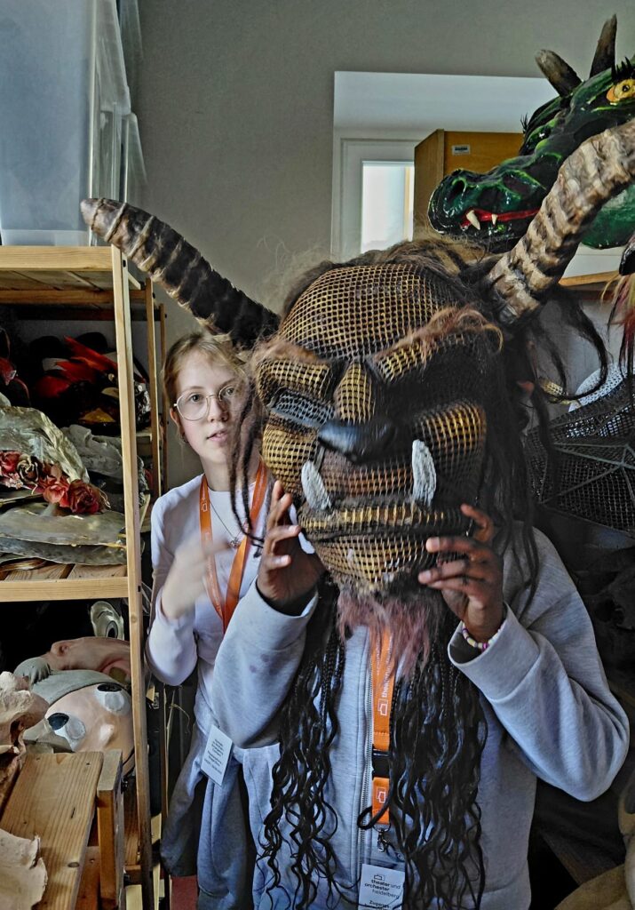 2f6994fb-4cfc-47df-a154-834840e39920-715x1024