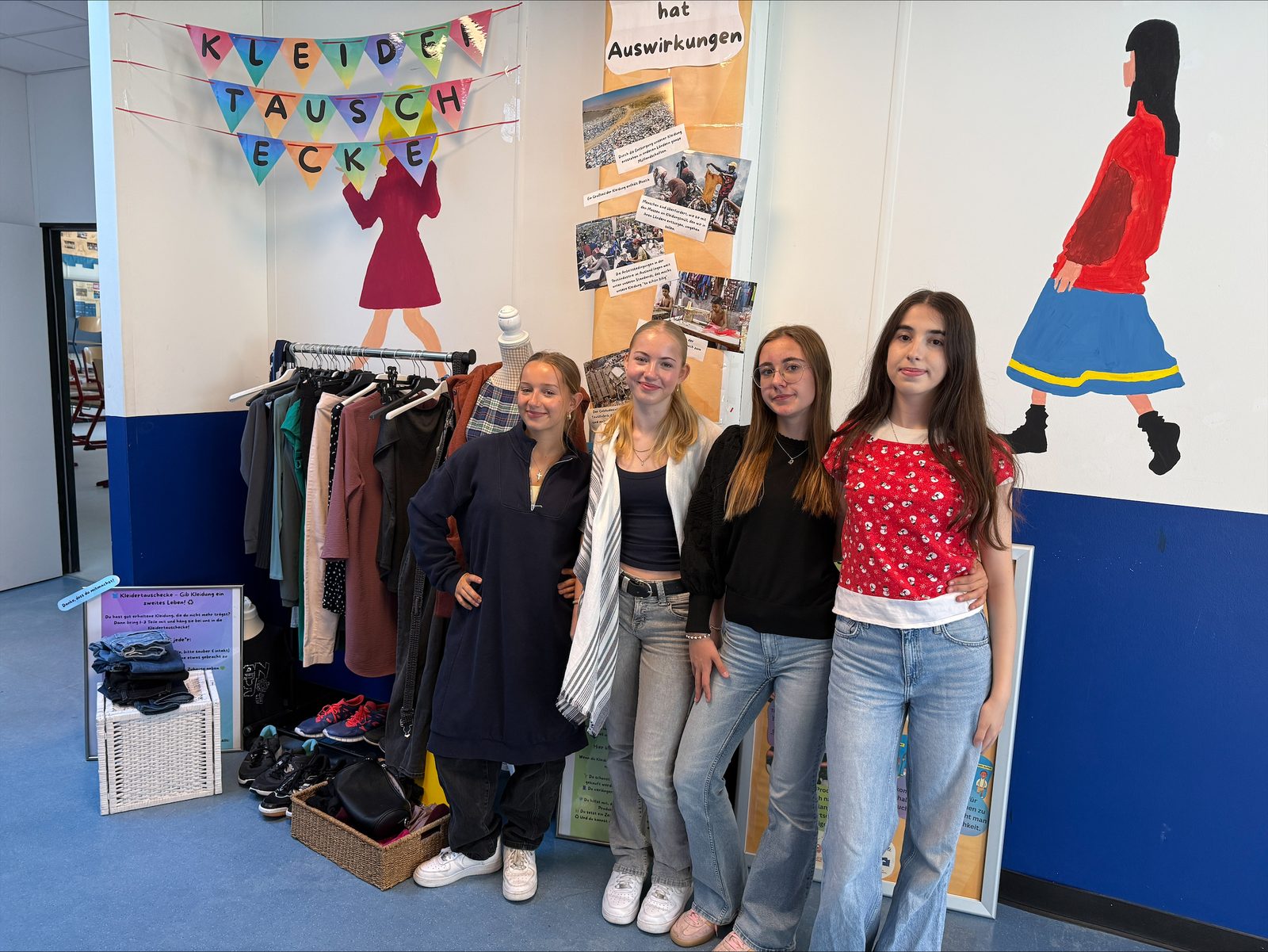 Schülerinnen an der Kleidertauschecke der Kurpfalz-Realschule Schriesheim