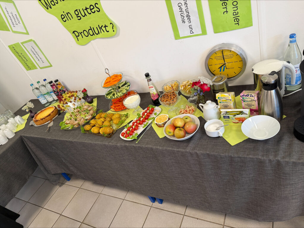 Liebevoll vorbereitetes Buffet der Catering-AG mit Fingerfood, Obst und Getraenken