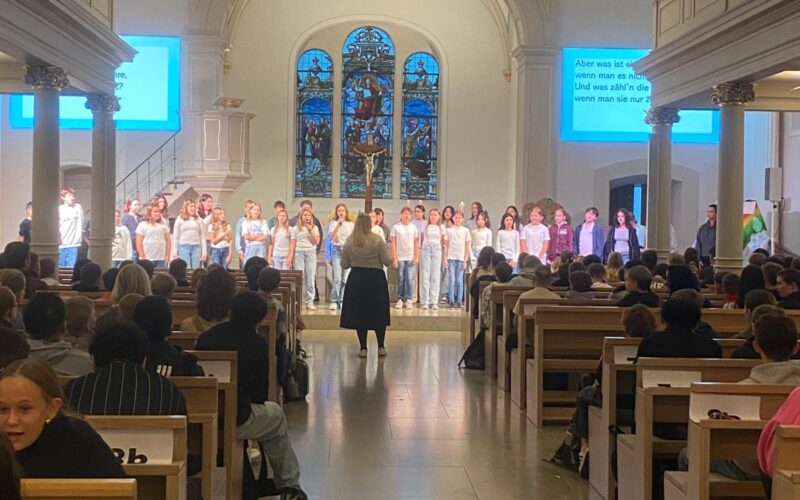Beitrag: „Friede und alles Gute!“ – Schuljahresanfangs-Gottesdienst